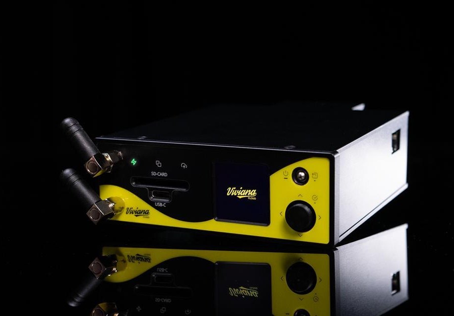 The Viviana Cloud device with antennas, front panel, OLED display and ports